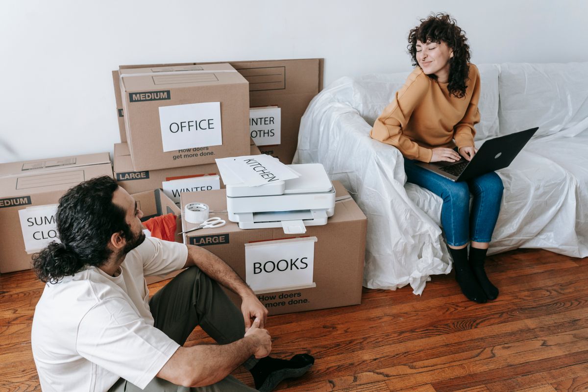 Equipo retirando muebles de un piso